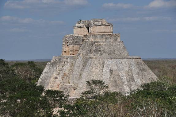 Visto de longe, o Templo do Adivinho, nas ruínas mayas de Uxmal, no Yucatán, sul do México